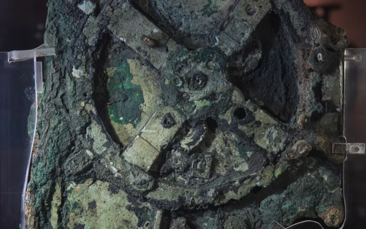 Photograph of the surviving corroded gears in fragment A of the Antikythera mechanism.